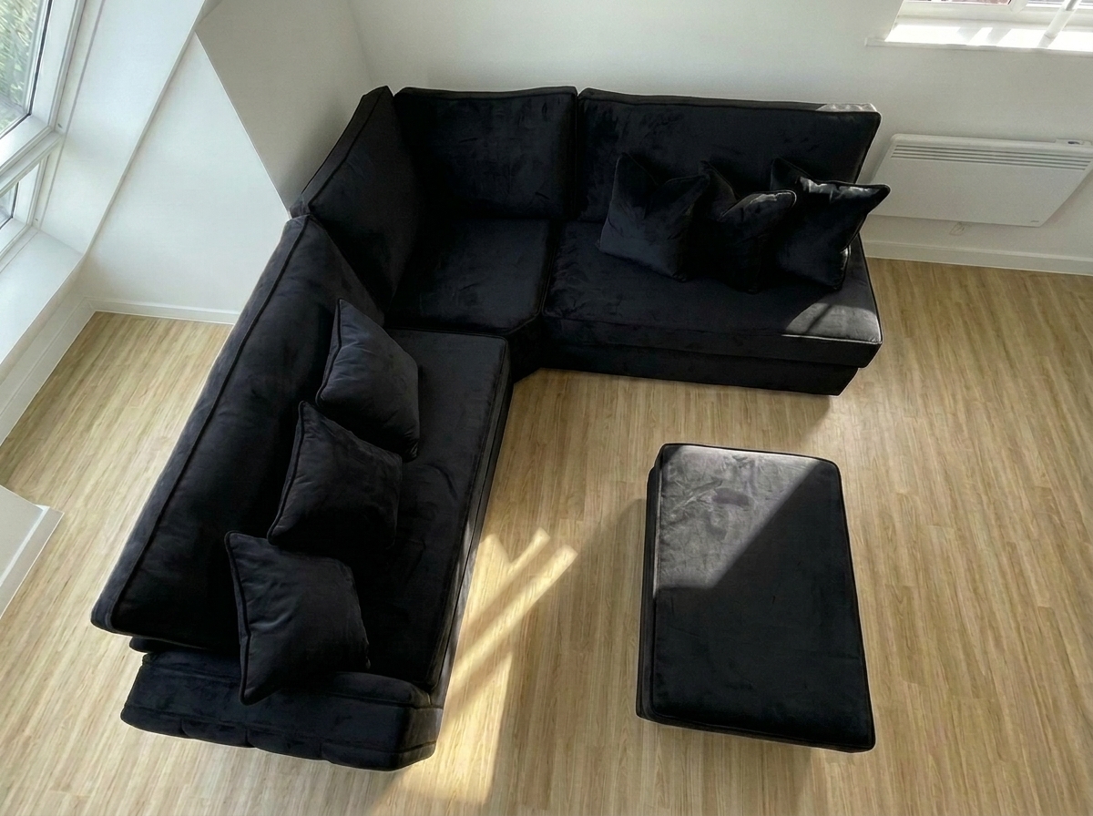 Photographer_above_sofa_202604141516 (2)